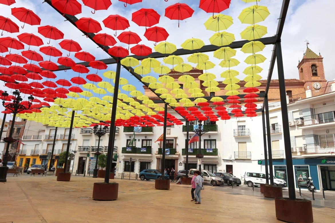 Las sombrillas de la plaza de la Constitución de Torrox lucen los colores de la bandera de España en apoyo a la selección nacional de fútbol