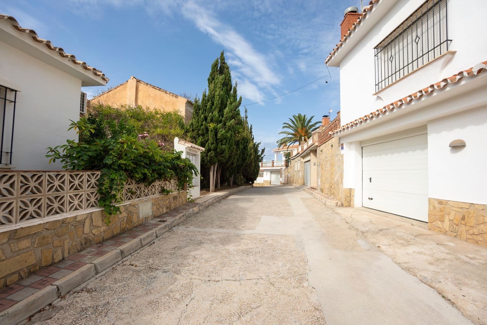Cultura autoriza las obras de reurbanización de calle Torres Viejas de Macaca de Nerja