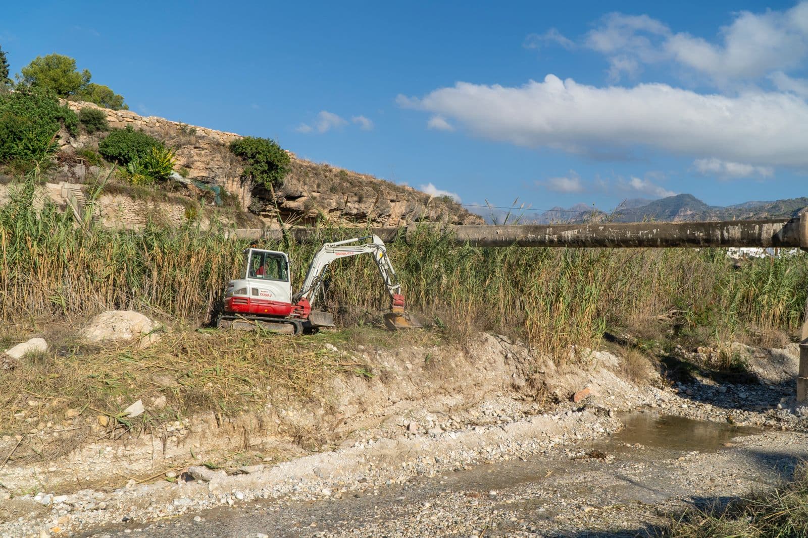 El Ayuntamiento de Nerja acomete el desbroce y limpieza del río Chíllar