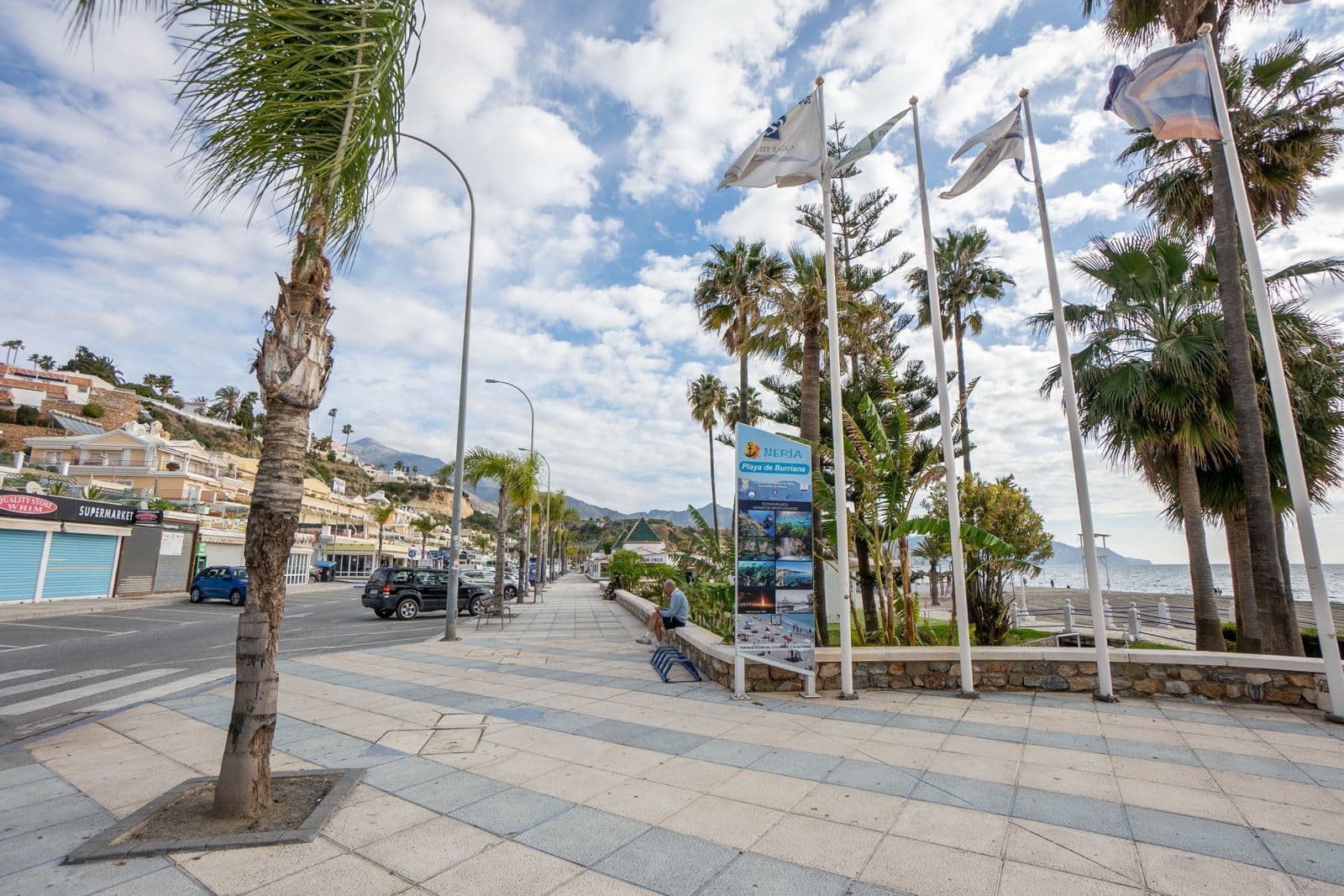 El Ayuntamiento de Nerja reurbanizará el acerado sur de la calle María Garralón “Julia” junto a la playa de Burriana