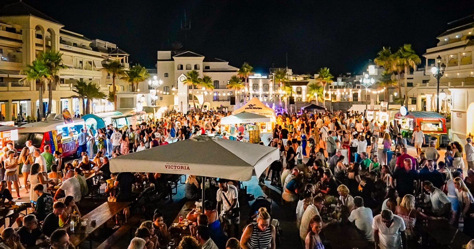 Éxito de participación en el Food Truck celebrado en la Plaza de España de Nerja