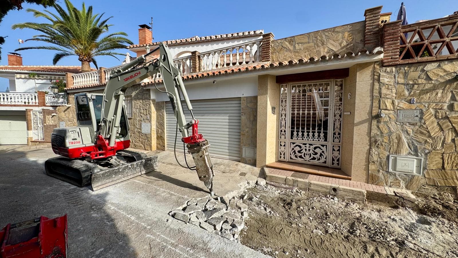 Arrancan las obras de reurbanización de la calle Torres Viejas de Macaca de Nerja