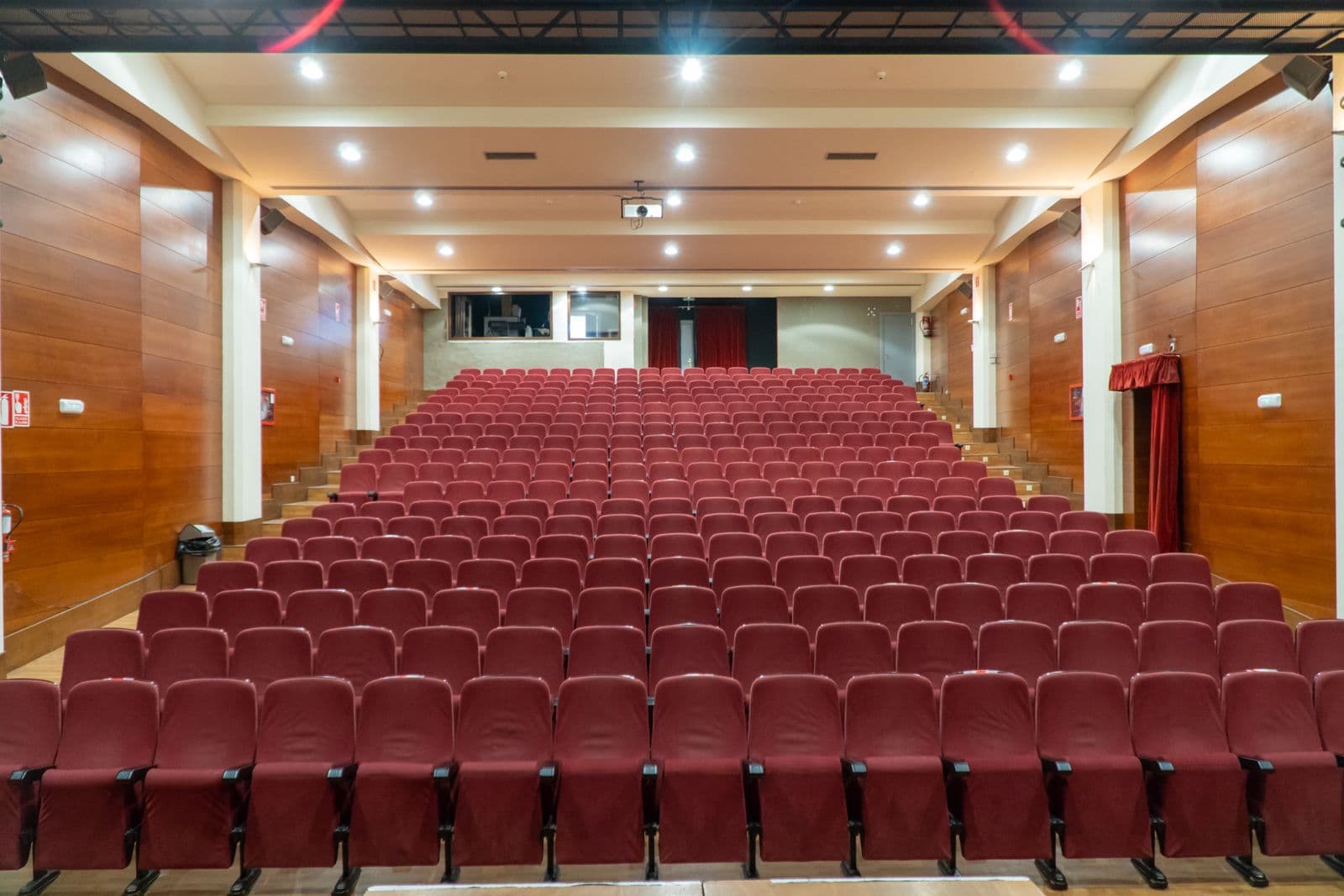 El Ayuntamiento de Nerja reparará las butacas del Centro Cultural Villa de Nerja