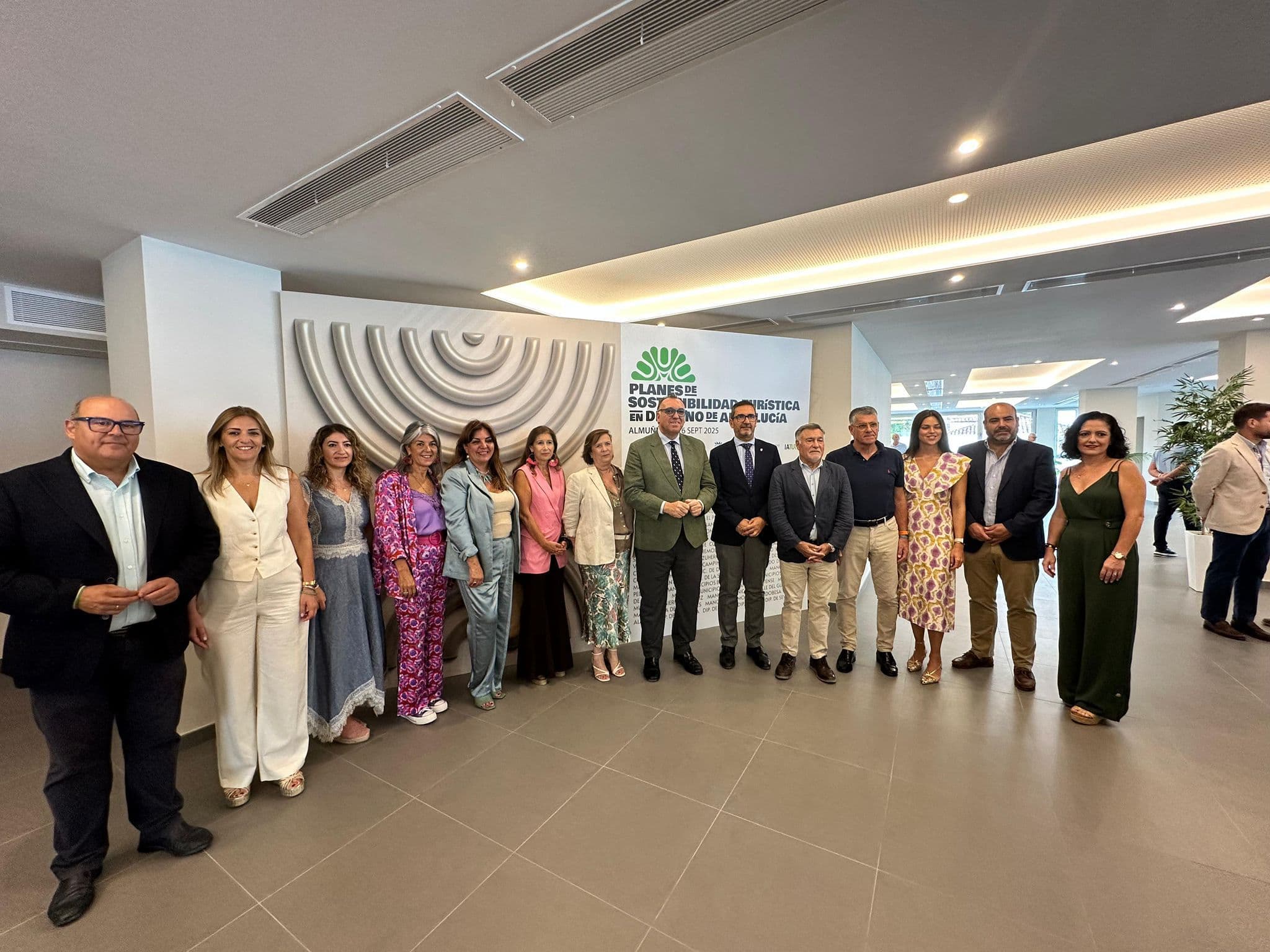 El alcalde de Nerja asiste a una jornada sobre los Planes de Sostenibilidad Turística en Destino de Andalucía