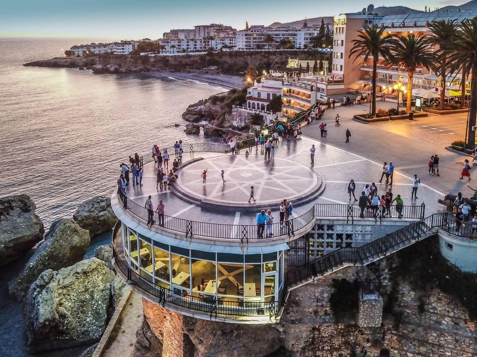 Nerja reduce el paro en octubre un 16,27% respecto al año anterior