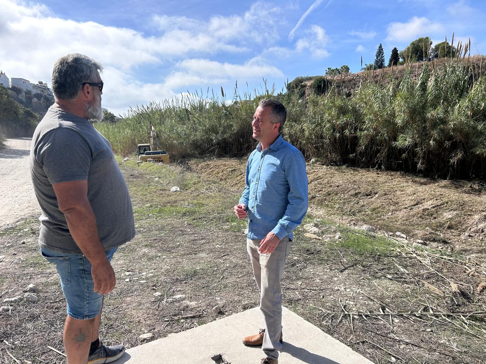El Ayuntamiento de Nerja realiza trabajos de limpieza y desbroce del río Chíllar