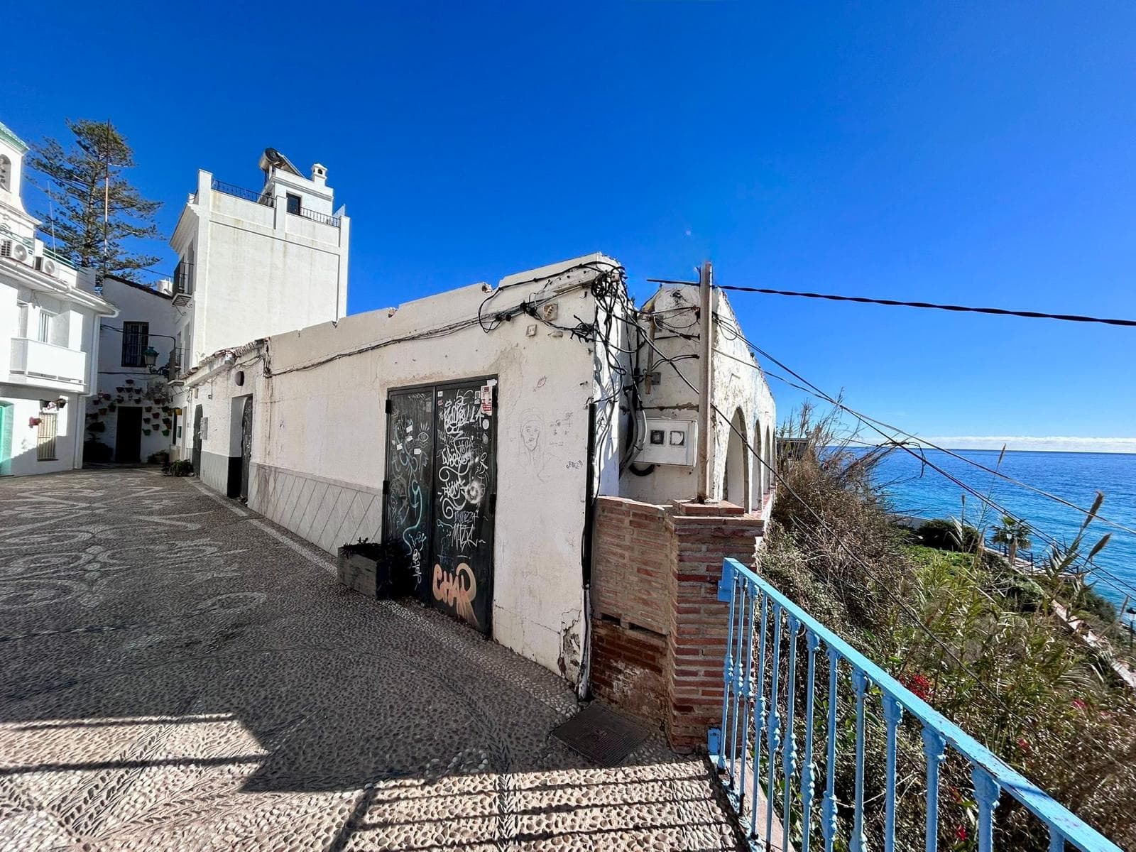 Adjudicadas las obras de demolición de la antigua discoteca Narixa de Nerja