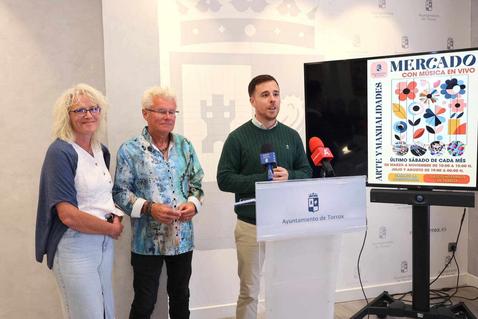 El mercado artesanal internacional del casco histórico de Torrox estrenó este sábado su horario nocturno de verano