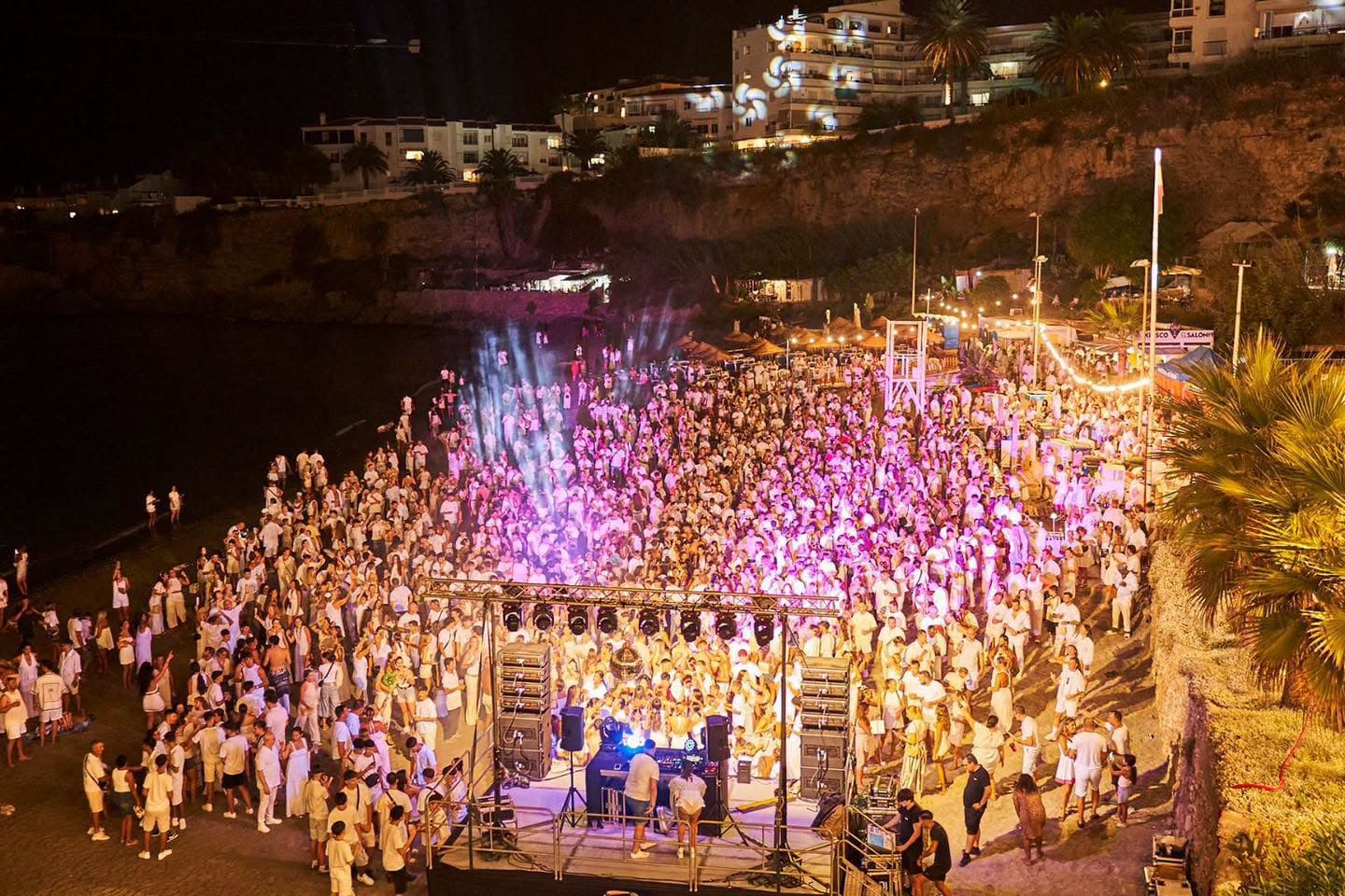La Fiesta Blanca de Nerja vuelve a brillar por su buena música, ambiente y diversión