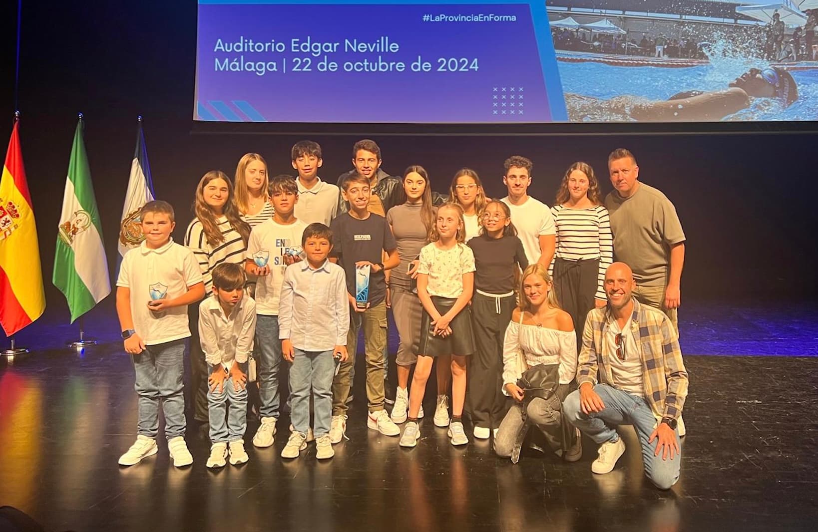 La Escuela Municipal de Natación de Nerja culmina la temporada con el tercer puesto y once podios en los circuitos provinciales
