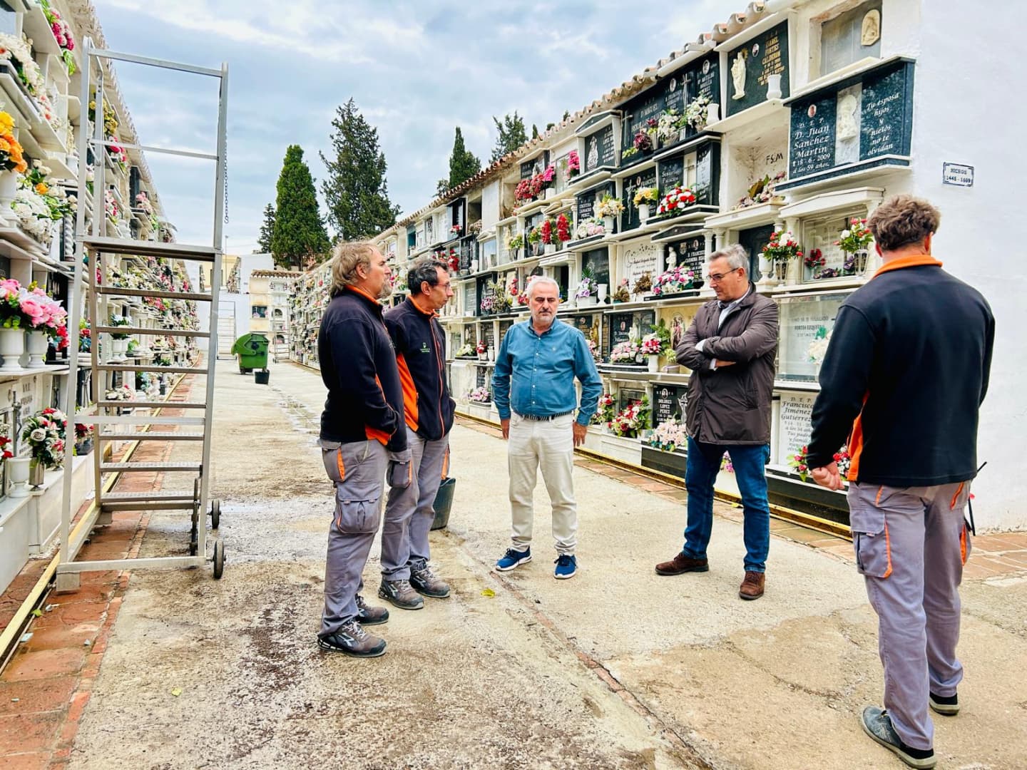 Vélez-Málaga prepara sus cementerios para Todos los Santos con una inversión de 21.400 euros y ambiente especial con hilo musical en el camposanto veleño
