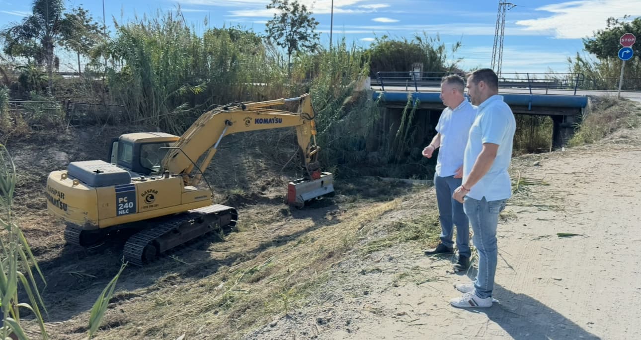 Arrancan los trabajos de desbroce y limpieza del cauce del río Seco en Nerja