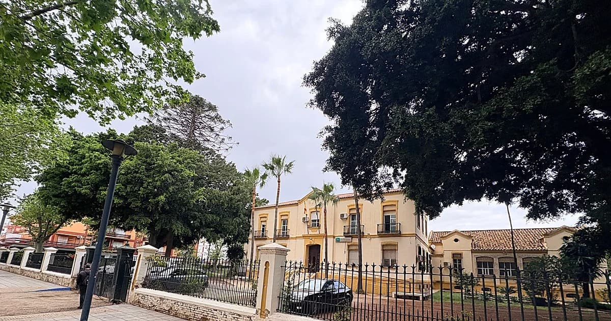 Detenidos tres menores por agredir a un vigilante al que la ambulancia tuvo que llevar al hospital por múltiples contusiones