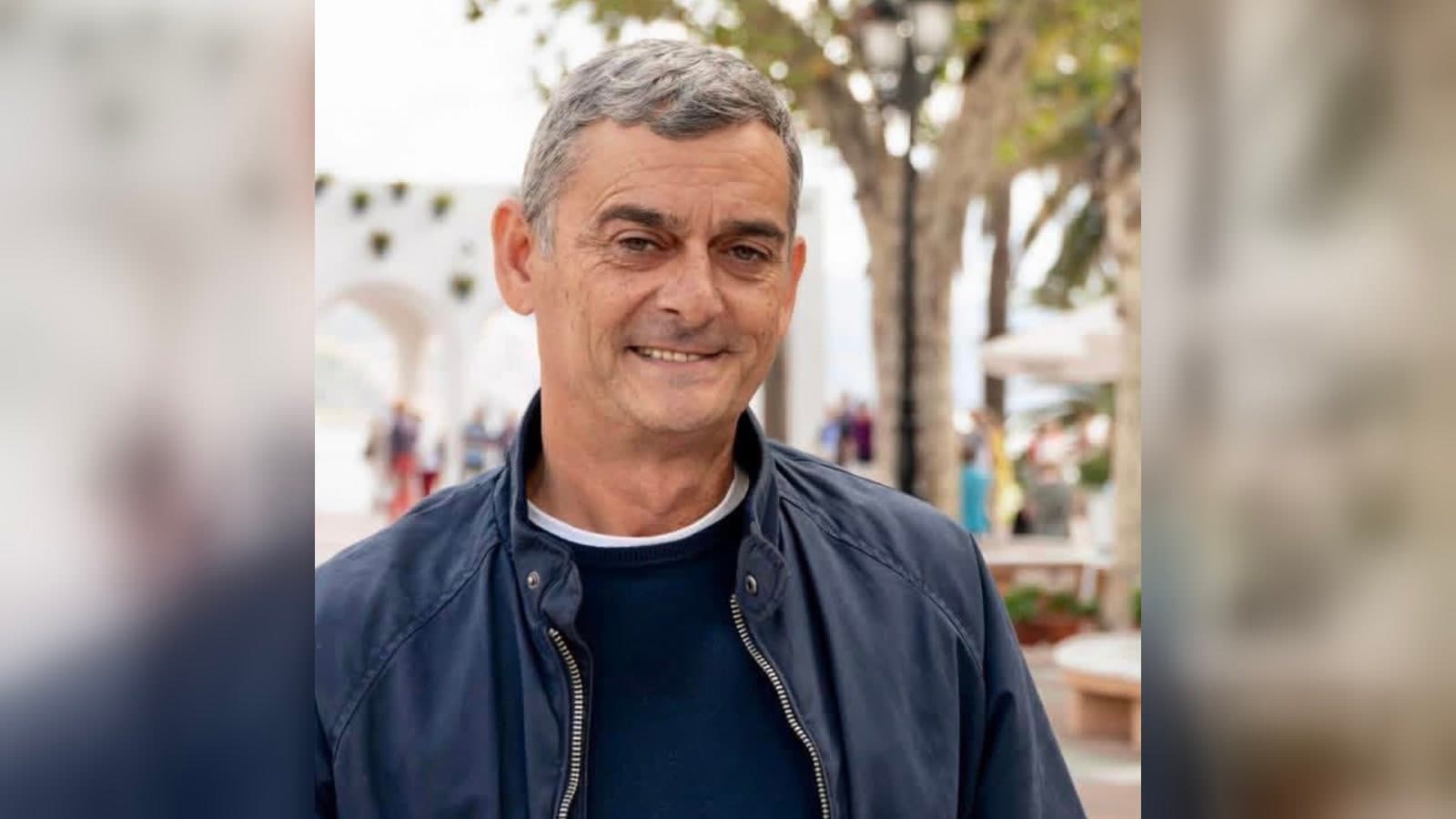 Retrato de Daniel Rivas Maldonado, con chaqueta azul marino, sonriendo al aire libre