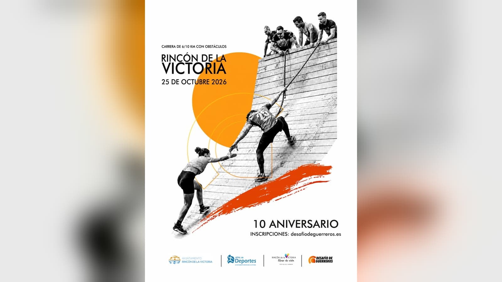 Cartel del Desafío de Guerreros en Rincón de la Victoria: corredores en blanco y negro trepan por un muro de madera con una cuerda, junto a la fecha, 25 de octubre de 2026, y el lema «10 aniversario».
