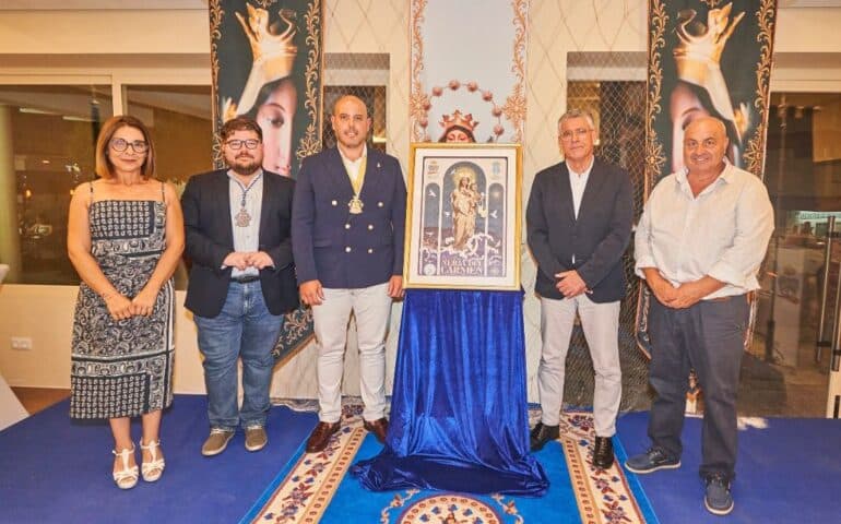 La Hermandad de la Virgen del Carmen presenta la festividad con el primer pregón de su historia junto al cartel anunciador