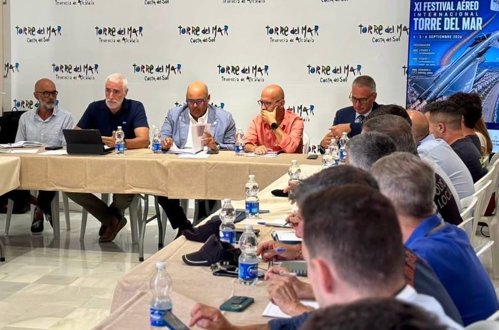Atencia y Lupiáñez preparan la Junta de Seguridad del 11º Festival de aviones de Torre del Mar después de los cobros de la tasa de basura