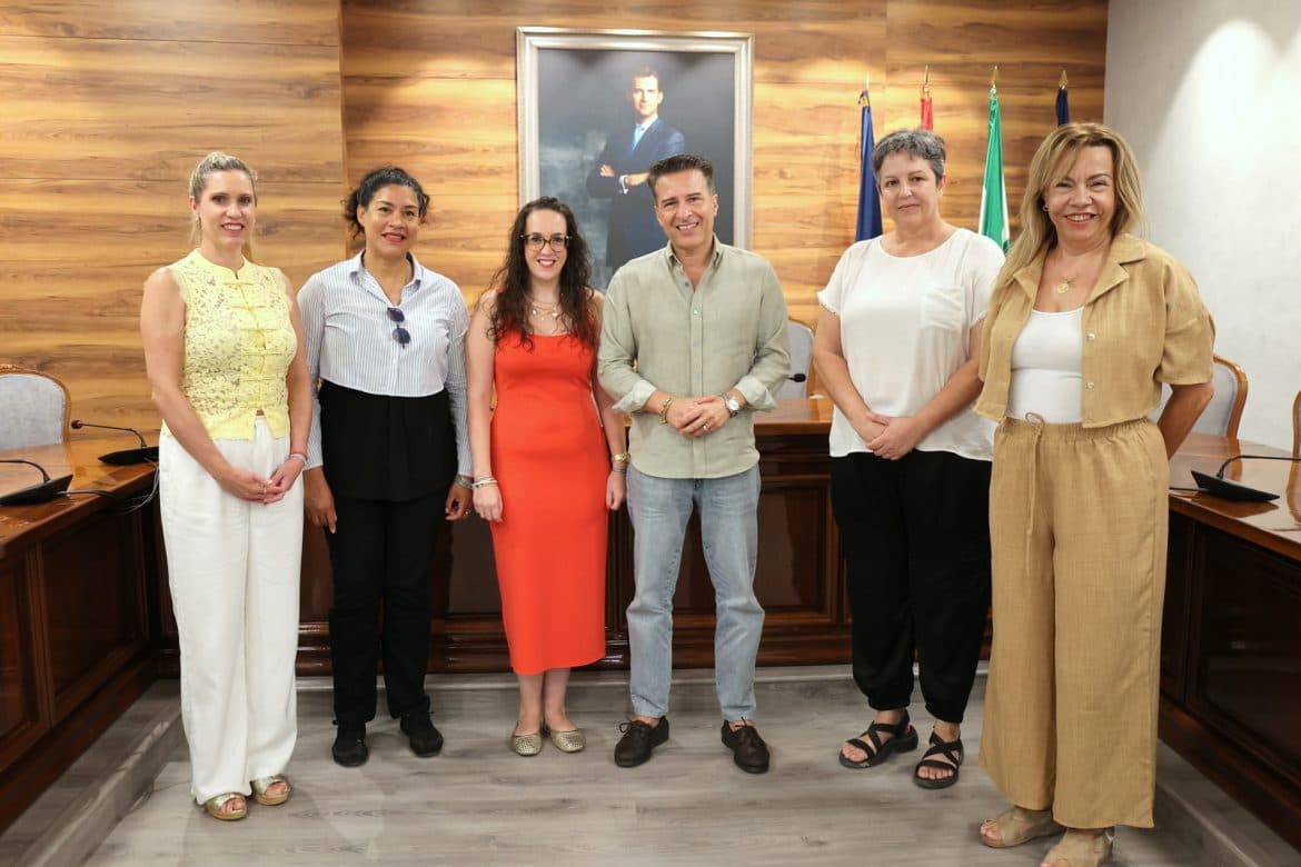 Torrox incorpora a cinco informadoras turísticas en distintos puntos del municipio