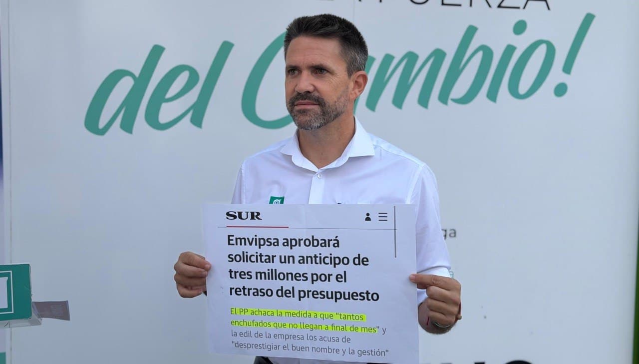 José Pino, portavoz de Andalucía Por Sí en Vélez-Málaga, muestra en rueda de prensa un recorte de prensa de 2022 en el que el PP achaca el anticipo de EMVIPSA a los «enchufados» del GIPMTM