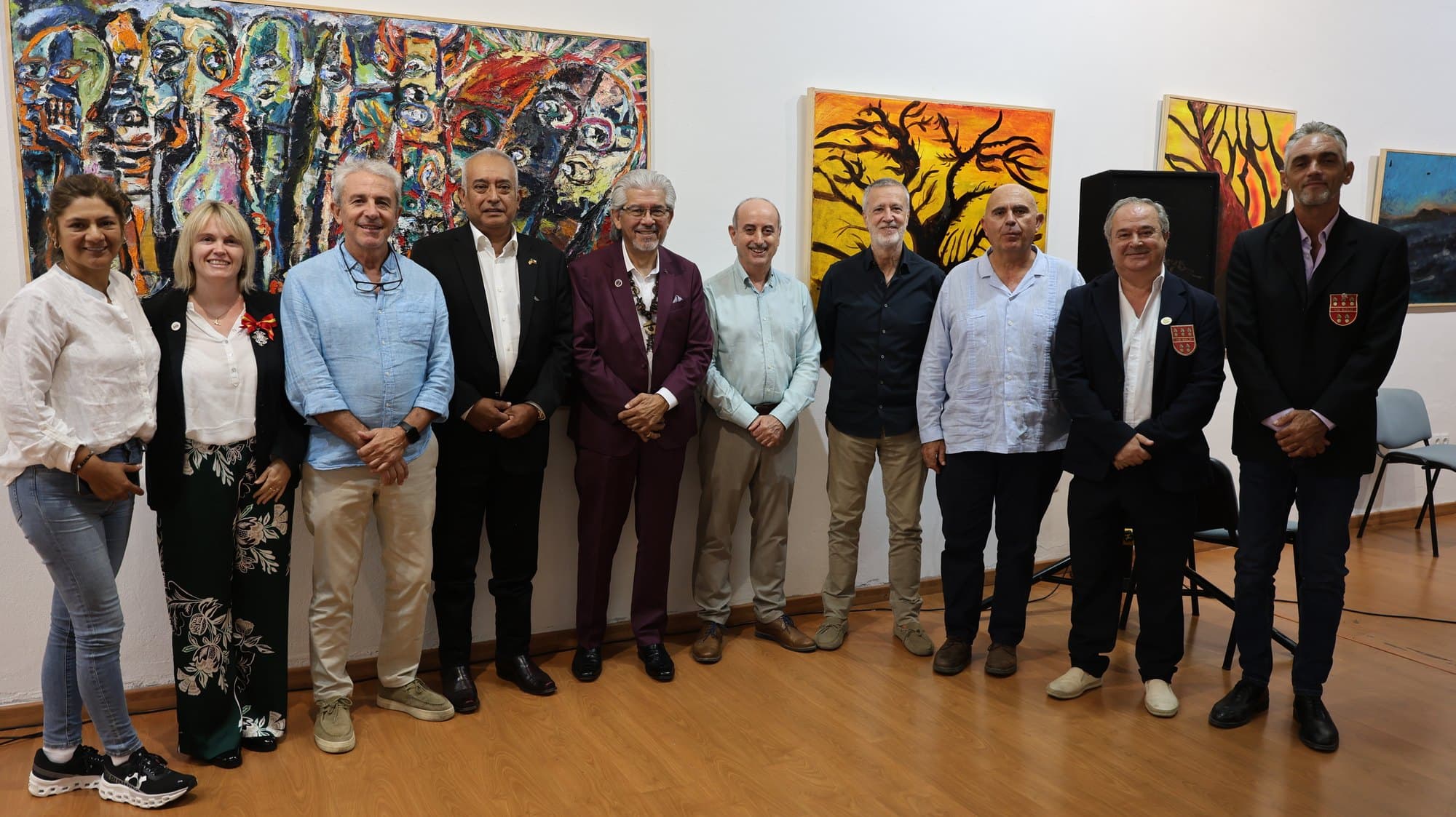 Ponentes, organizadores y el alcalde de Macharaviaya posan en el Salón de Actos durante la jornada «Hablando con España 2026»
