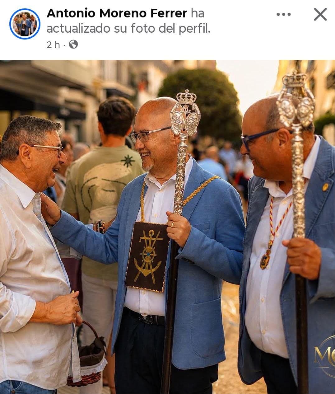 Moreno Ferrer saluda en la procesión de la Virgen del Carmen a su compañero del GIPMTM, Jesús Atencia y a su socio de gobierno, Jesús Lupiáñez