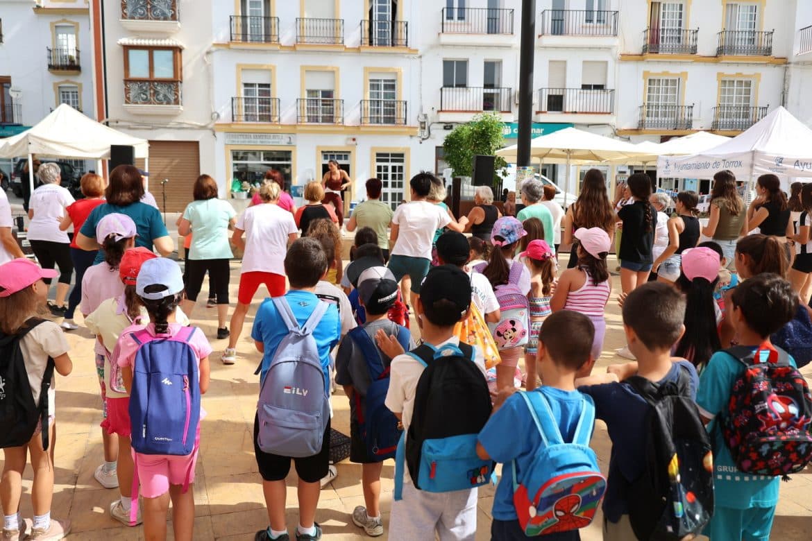 El alcalde de Torrox destaca el trabajo de los profesionales sanitarios en la “Plaza de la Salud”