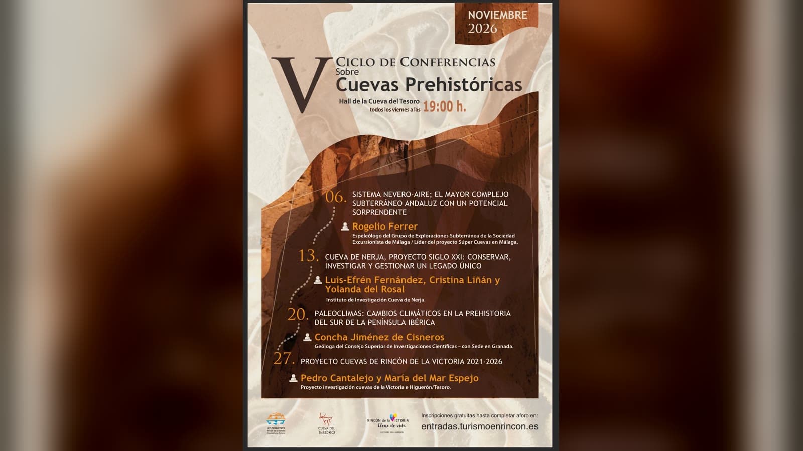 Cartel del V Ciclo de Conferencias sobre Cuevas Prehistóricas, en tonos marrones con una imagen del interior de una cueva, que anuncia cuatro charlas los viernes de noviembre de 2026 a las 19:00 en el hall de la Cueva del Tesoro
