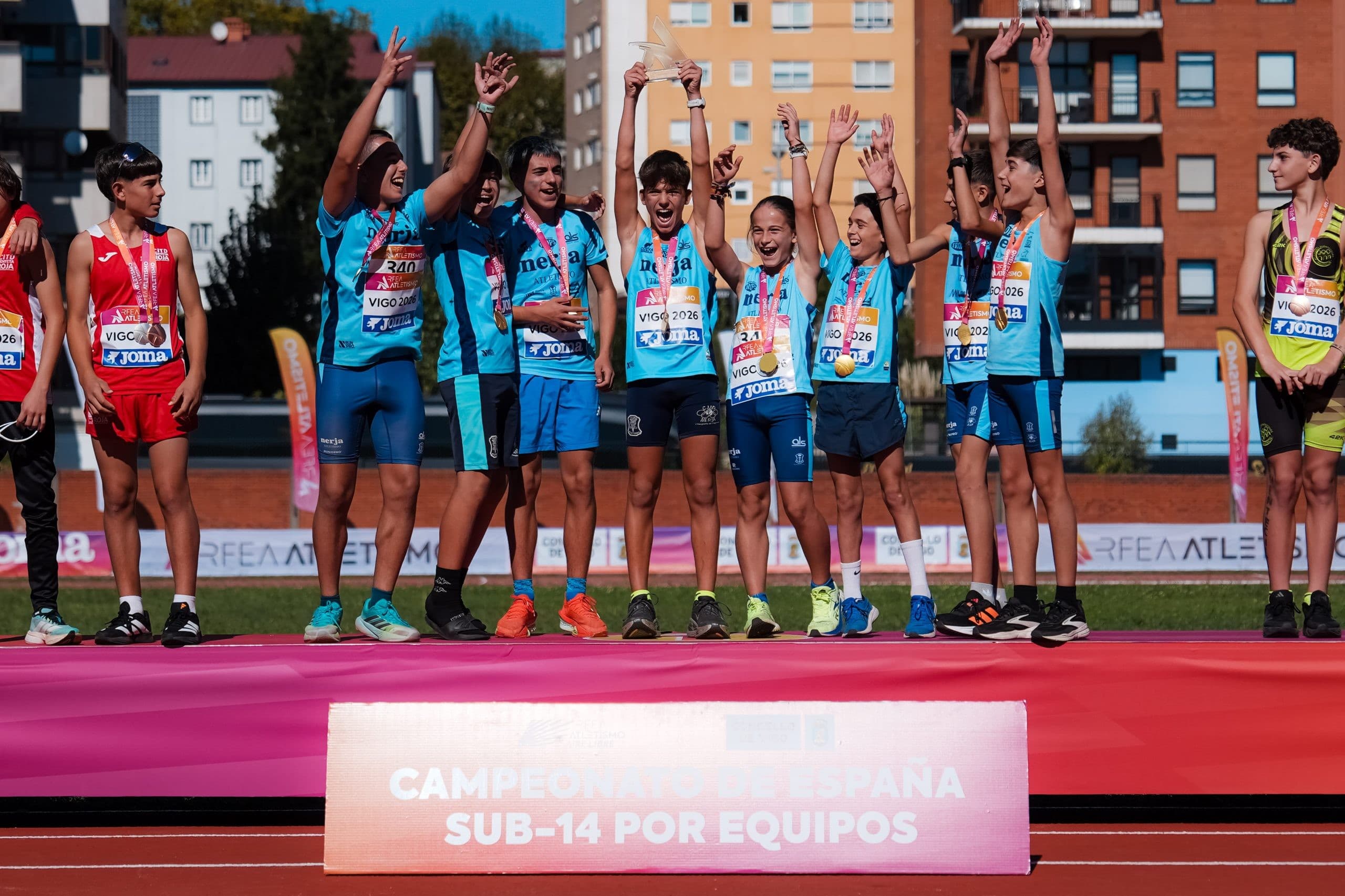 Los atletas sub-14 del Trops-Cueva de Nerja celebran en el podio, con los brazos en alto y las medallas al cuello, el título de campeones de España por equipos en Vigo.