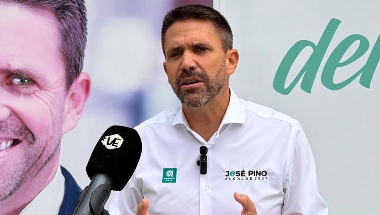 José Pino, portavoz de Andalucía Por Sí en Vélez-Málaga, durante su rueda de prensa