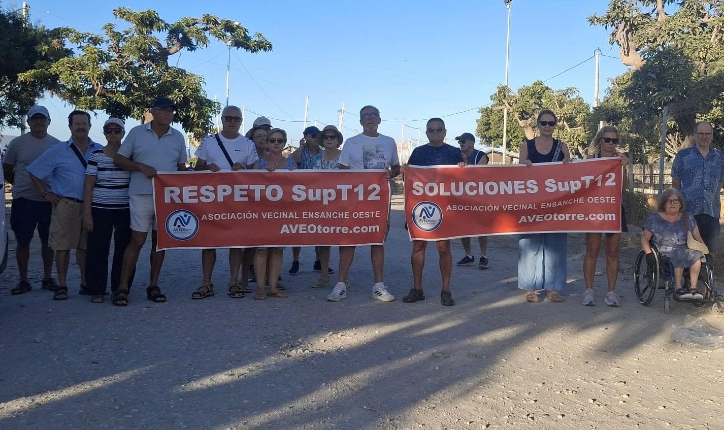 Vecinos del Ensanche Oeste de Torre del Mar vuelven a manifestarse para exigir a Lupiáñez un acceso seguro y accesible con el Paseo Marítimo