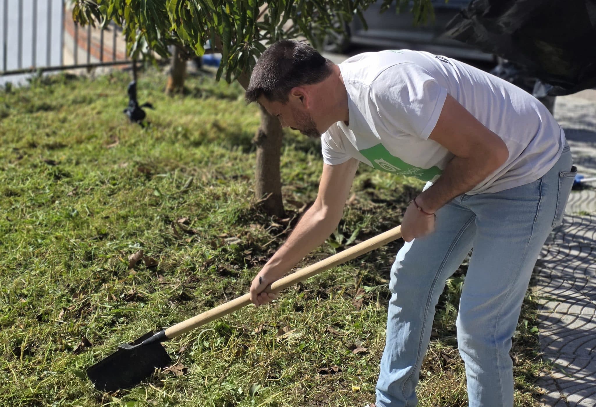 José Pino y el equipo de AxSí continúan los trabajos de acondicionamiento en la urbanización Mezquitilla-Lagos, “que ya hemos recepcionado”