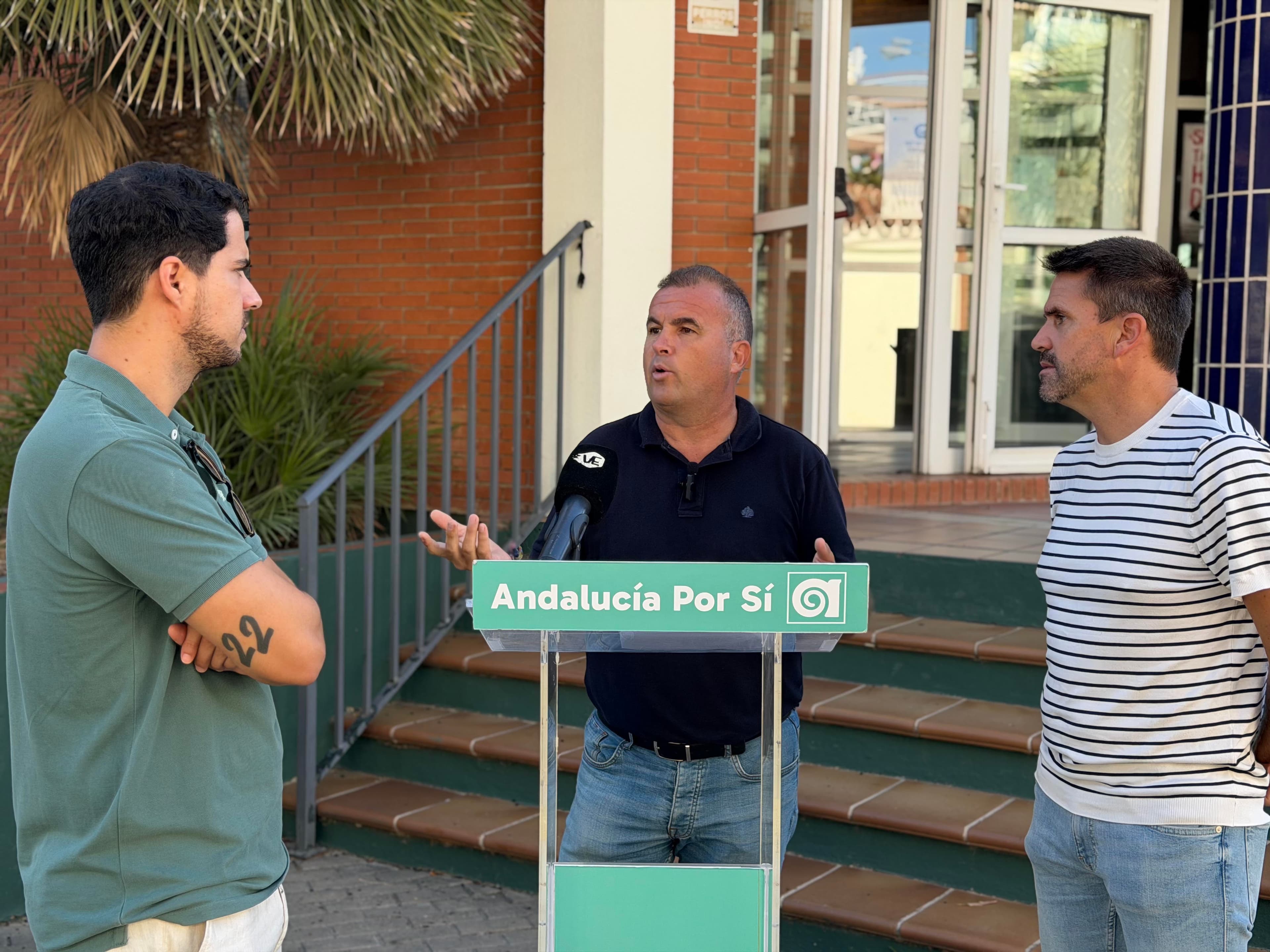 AxSí denuncia el recorte del PP de Lupiáñez y Gutiérrez con el horario en las piscinas de Vélez y Torre del Mar y exige mantener el servicio hasta las 23:00 horas