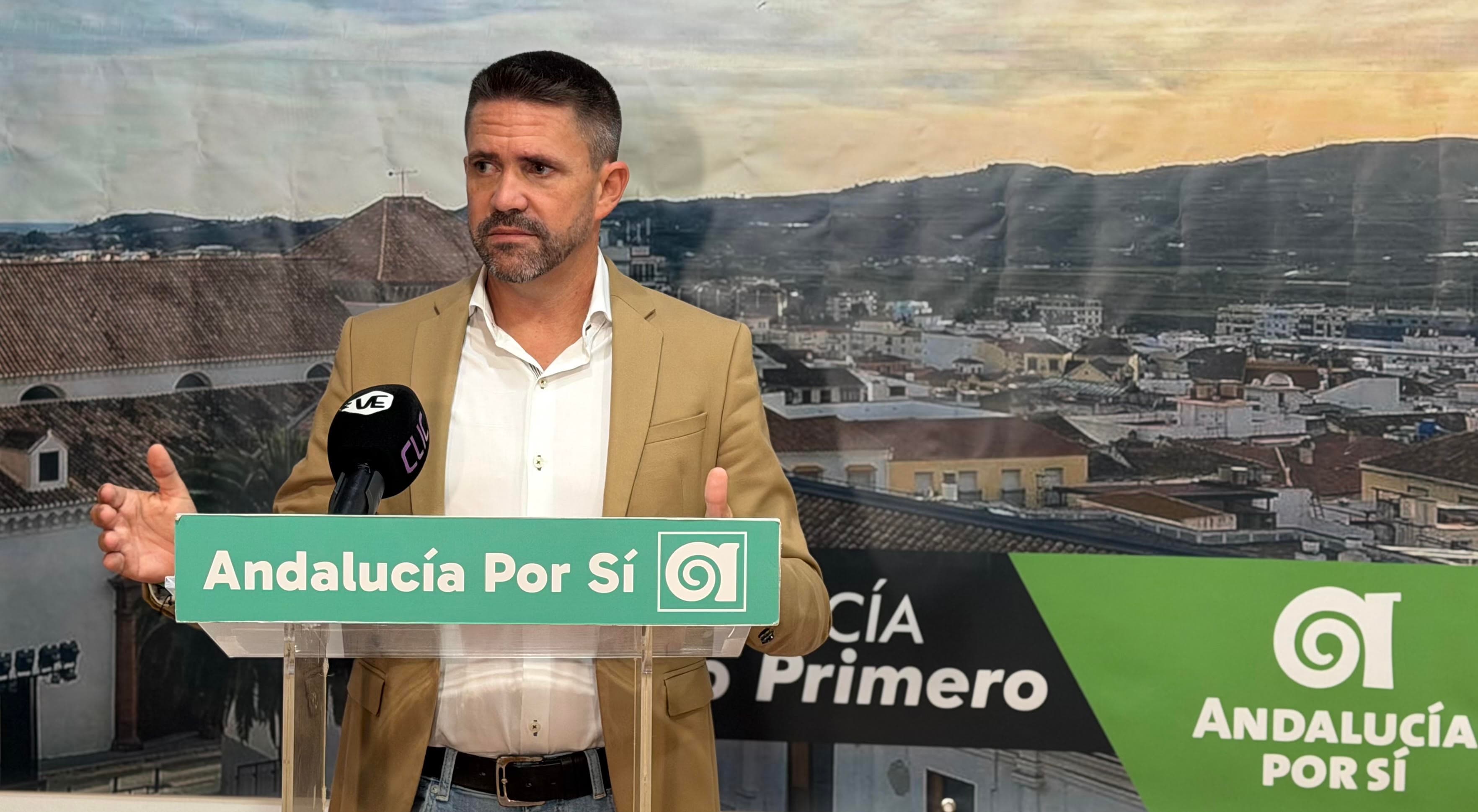 José Pino ayuda a los vecinos de Vélez-Málaga a presentar recursos de reposición contra la “tasa de basura de Lupiáñez y Atencia”
