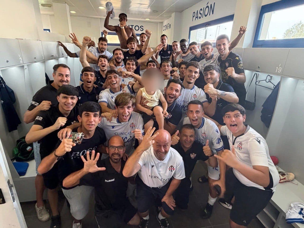 Jugadores y cuerpo técnico del Vélez C.F. 1922 celebran en el vestuario la victoria por 3-0 ante el Atlético Juval