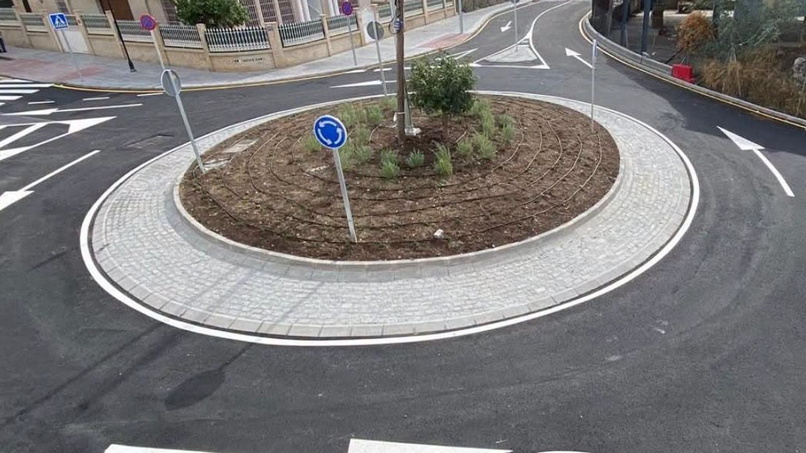 La nueva rotonda de El Romeral, en Vélez-Málaga, con la isleta central ajardinada y señales de sentido giratorio